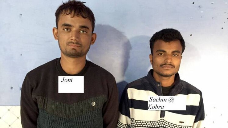 यूपी STF की टीम ने मुखबिर की सूचना पर कोबरा और जॉनी को गिरफ्तार किया है (फोटो- आजतक)