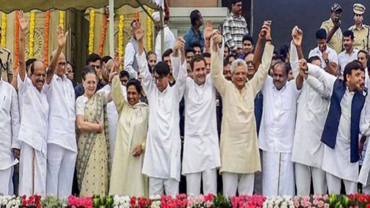 कुमारस्वामी के शपथ ग्रहण मंच पर विपक्षी दलों के नेताओं का जमघट (फाइल फोटो)