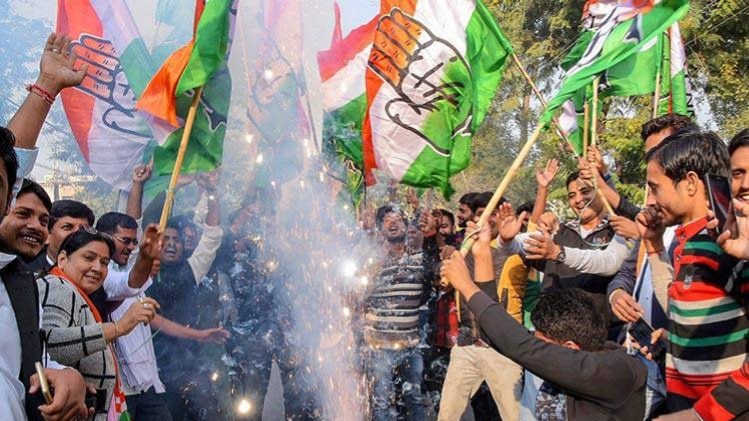 कांग्रेस की जीत का जश्न मनाते कार्यकर्ता (फोटो- PTI)