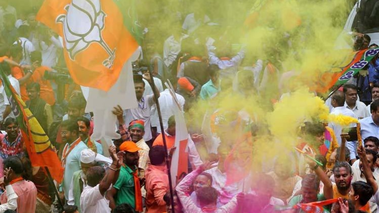 बीजेपी की जीत का जश्न मनाते कार्यकर्ता (फोटो- AFP)