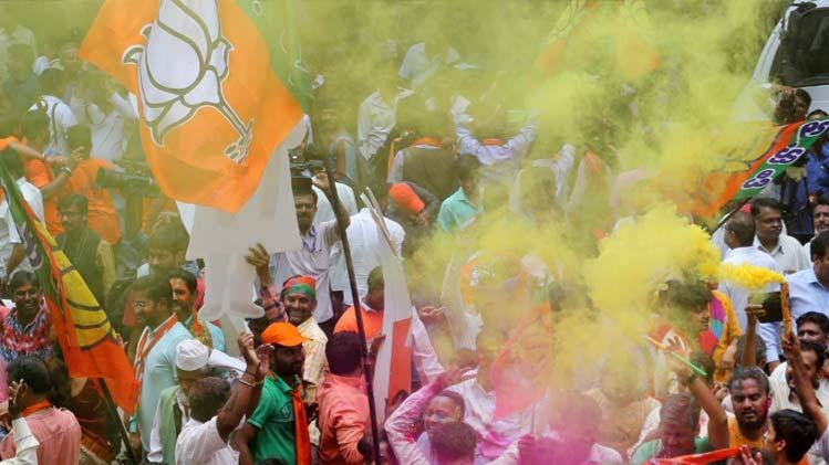बीजेपी की जीत का जश्न मनाते कार्यकर्ता (फोटो- AP)