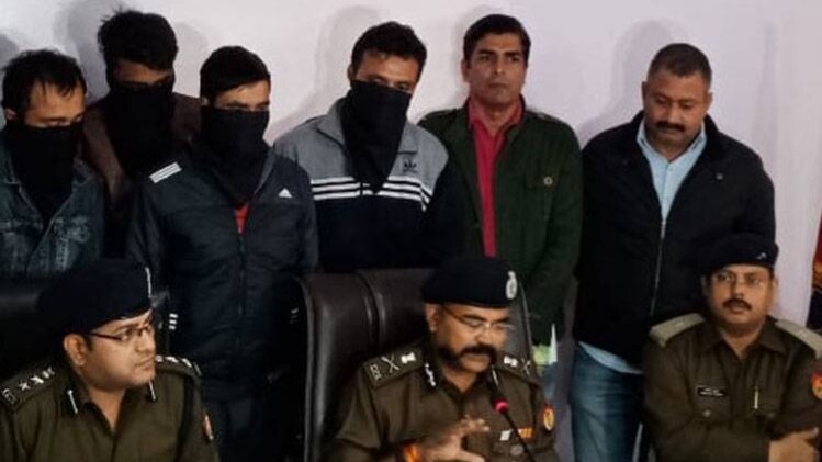 प्रेस कॉन्फ्रेंस करते मेरठ जोन के एडीजी