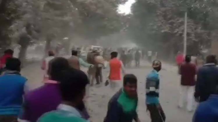 गाजीपुर में पथराव के चलते कांस्टेबल की मौत (फोटो- ANI)