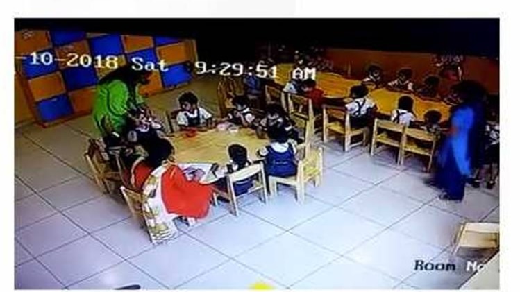 बच्‍चों के मुंह पर टेप बांधती टीचर (वीड‍ियो स्‍क्रीनशॉट)