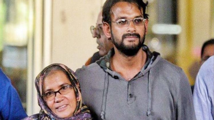 मां के साथ हामिद अंसारी