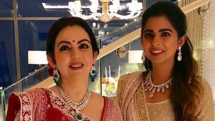 नीता-ईशा अंबनाी