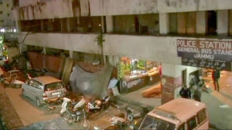 जम्मू के बस स्टैंड पर धमाके से मचा हड़कंप.  (फोटो-ANI)