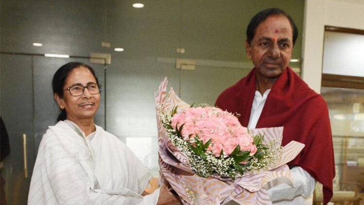 ममता बनर्जी और के चंद्रशेखर राव (फोटो-ट्विटर/@trspartyonline)