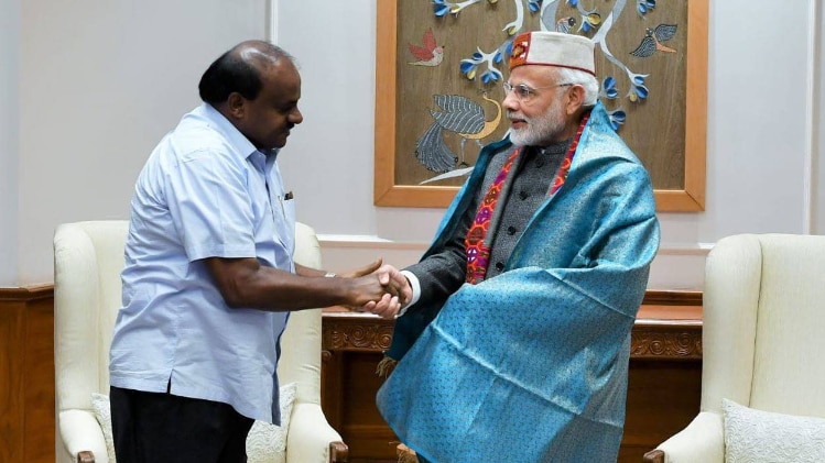कर्नाटक के मुख्यमंत्री एचडी कुमारस्वामी और प्रधानमंत्री नरेंद्र मोदी (फोटो-Twitter/@PMOIndia)