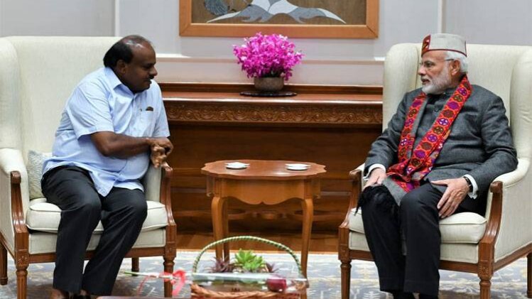 मुख्यमंत्री एचडी कुमारस्वामी और प्रधानमंत्री नरेंद्र मोदी (फोटो-Twitter/@CMofKarnataka)