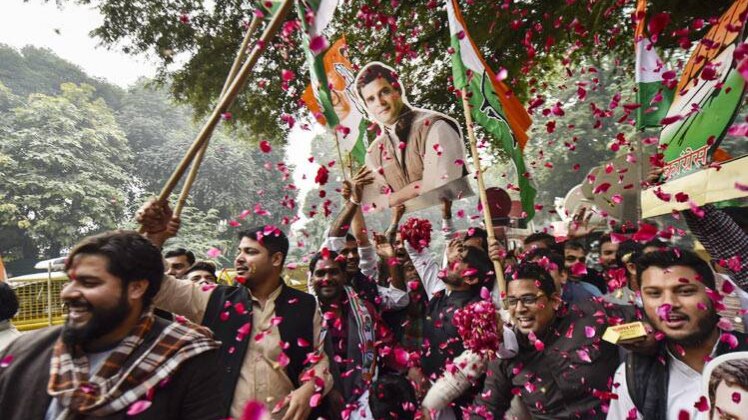 जश्न मनाते कांग्रेस कार्यकर्ता (फोटो-PTI)