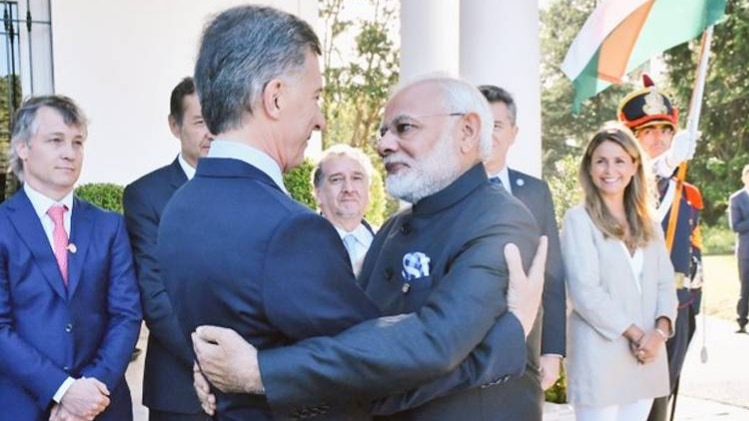 राष्ट्रपति मोरिसियो माकरी के साथ पीएम मोदी(फोटो-ANI)