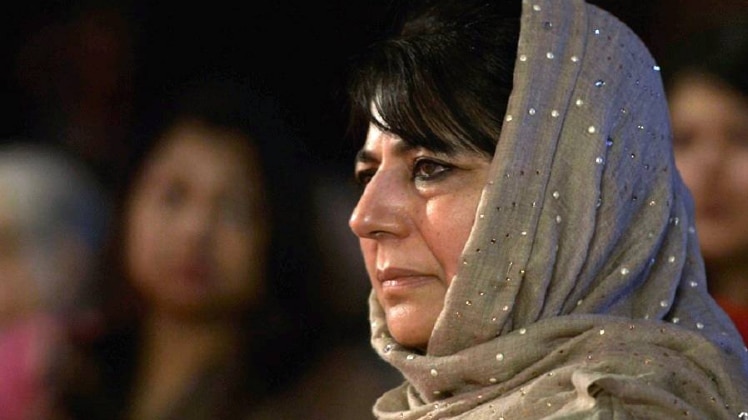 बंदूक और पत्थरों के पीछे की वजह जानने की कोशिश होनी चाहिए: महबूबा मुफ्ती बंदूक और पत्थरों के पीछे की वजह जानने की कोशिश होनी चाहिए: महबूबा मुफ्ती