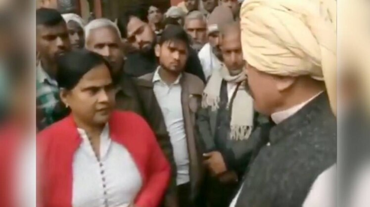 BJP विधायक ने सरेआम जनता के बीच SDM गरिमा सिंह को धमकाया (फोटो- आजतक)