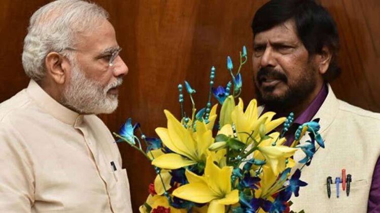 PM मोदी के साथ रामदास अठावले (फाइल-FB)