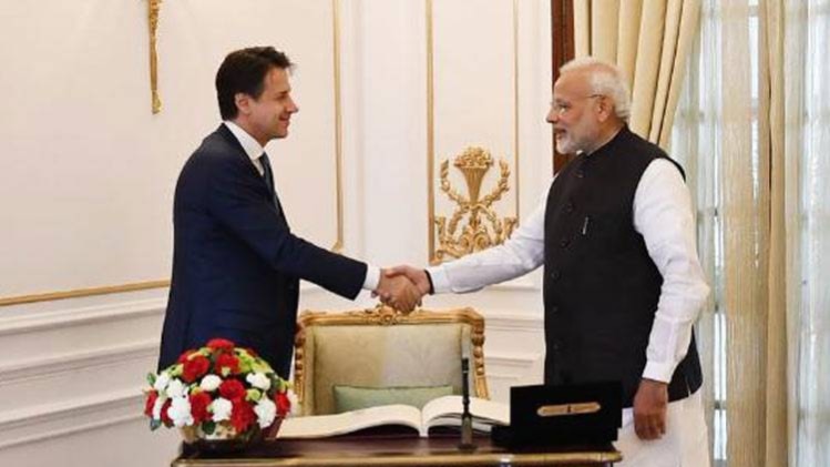 इटली के पीएम से मिलते नरेंद्र मोदी. फोटो-आजतक आर्काइव