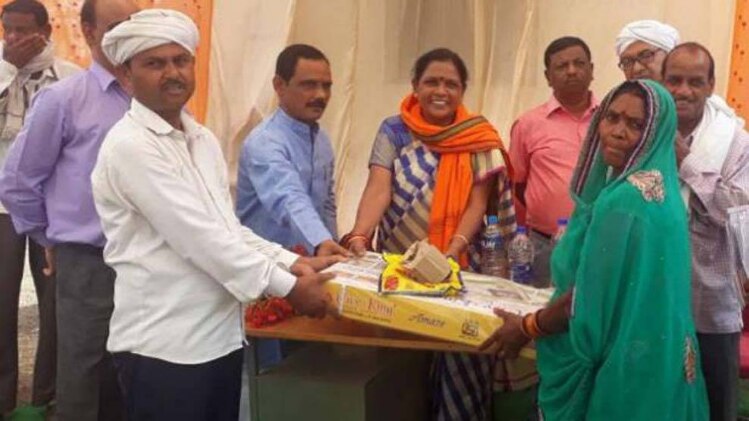 गैस चुल्हा वितरित करती नंदनी मरावी (फाइल फोटो)