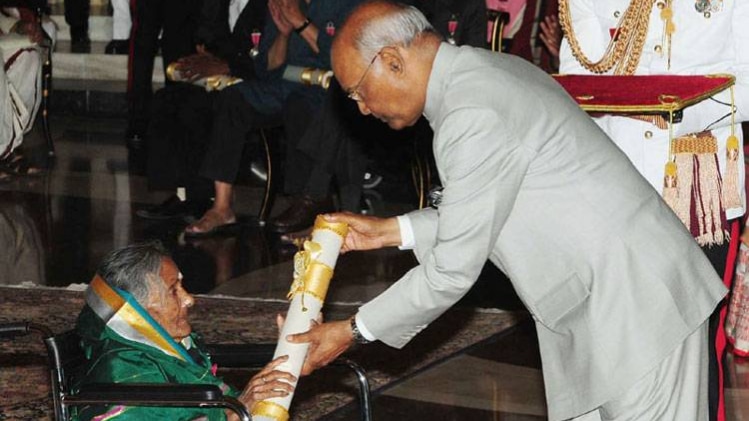 पद्ममश्री सुलगत्ती नरसम्मा और राष्ट्रपति रामनाथ कोविंद (फोटो-पीआईबी)