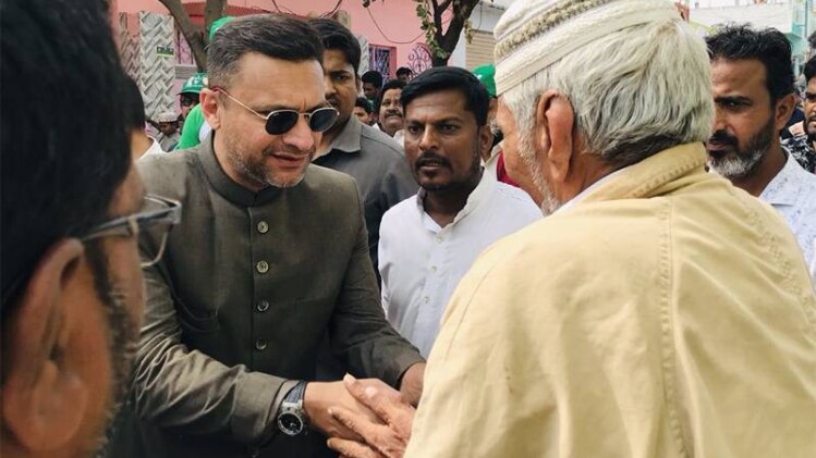 जनसंपर्क के दौरान अकबरुद्दीन ओवैसी(Photo-Twitter)