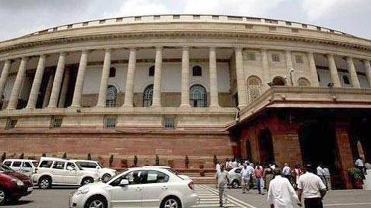 संसद के गेट पर बैरिकेड के टकराई कार (फाइल फोटो-इंडिया टुडे)