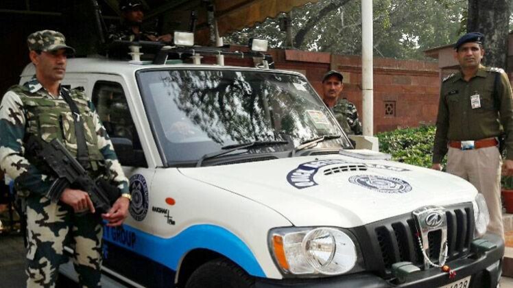 क्विक एक्शन टीम (क्यूएटी) की 8 बुलेट प्रूफ़ गाड़ियां संसद में तैनात (फोटो-aajtak)