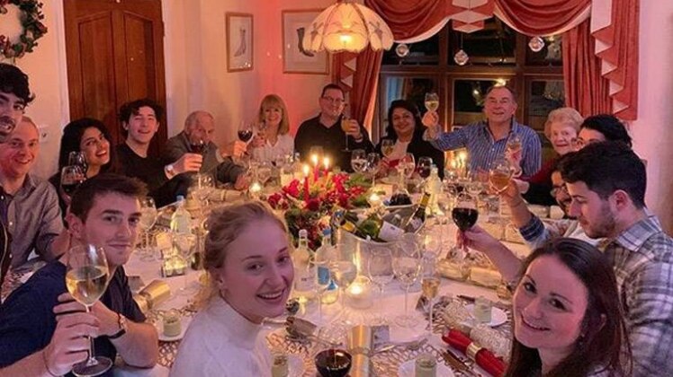 प्रियंका चोपड़ा और निक जोनस अपने परिवार के साथ