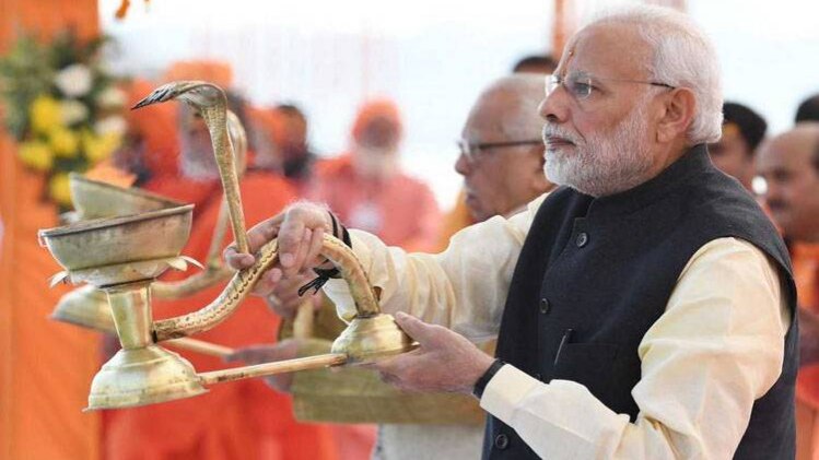 प्रयागराज पर संगम तट पर आरती करते हुए पीएम मोदी.  फोटो-Twitter/pib