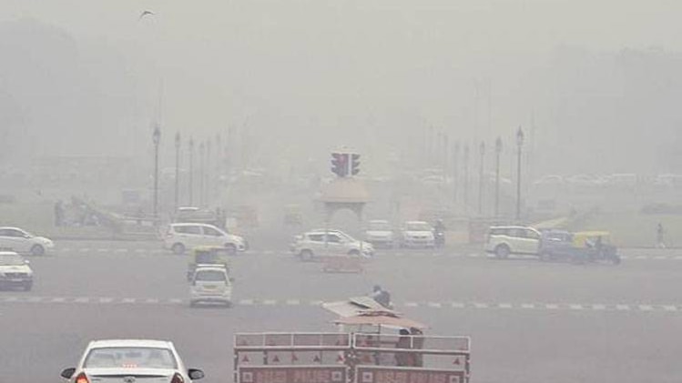 खतरनाक स्तर पर पहुंचा दिल्ली का प्रदूषण (फोटो-पीटीआई)