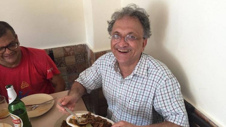 इतिहासकार गुहा ने पणजी मे लंच की तस्वीर पोस्ट की. (फोटो-twitter/@Ram_Guha)