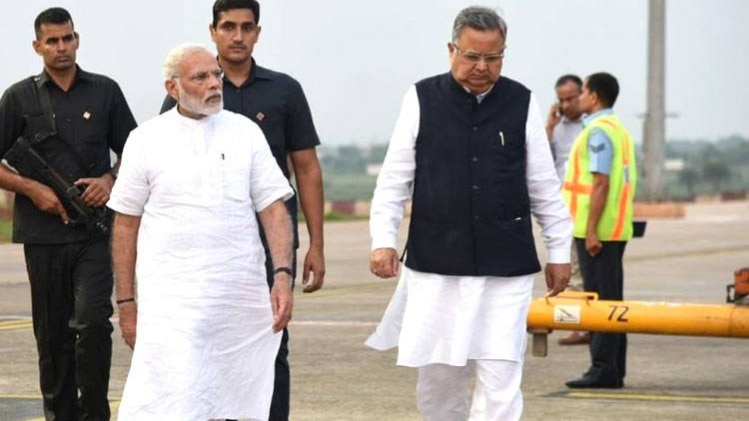 प्रधानमंत्री नरेंद्र मोदी के साथ रमन सिंह (फाइल फोटो)