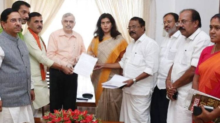 केरल के राज्यपाल को ज्ञापन सौंपते बीजेपी नेता (Image: BJP Kerala/Twitter)