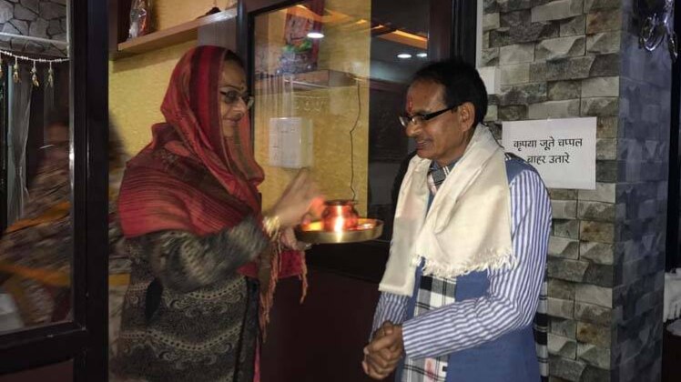 पूर्व सीएम शिवराज सिंह चौहान नए आवास में प्रवेश करते हुए (फोटो-रवीश पाल सिंह)