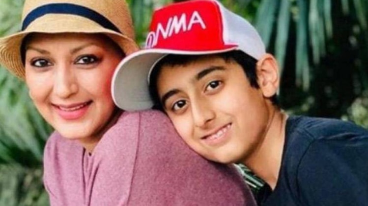 सोनाली बेंद्रे अपने बेटे के साथ 