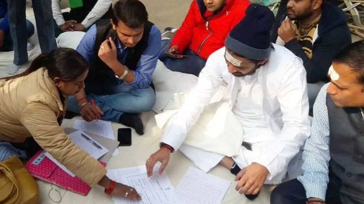 जनता दरबार में तेजप्रताप यादव (फोटो- रोहित कुमार सिंह)