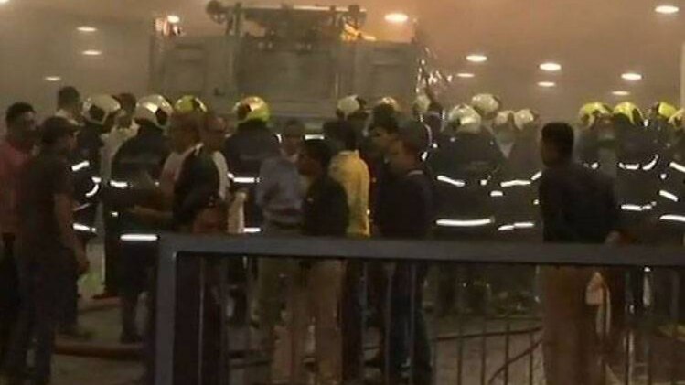 मौके पर मौजूद दमकल कर्मचारी (ANI)