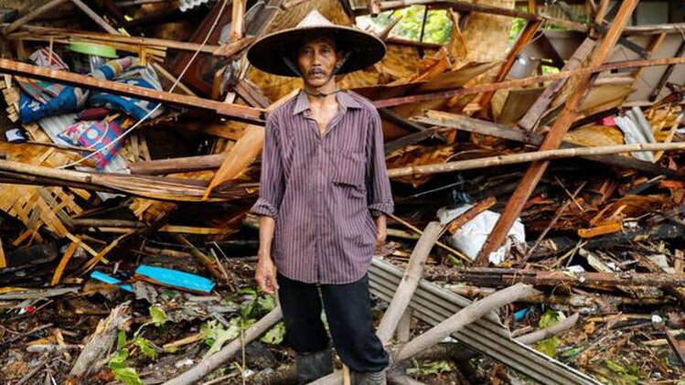 सुनामी से तबाह इंडोनेशिया (फोटो-रॉयटर्स)