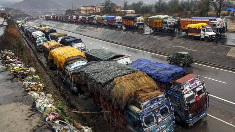जम्मू कश्मीर मे ट्रकों की कतार