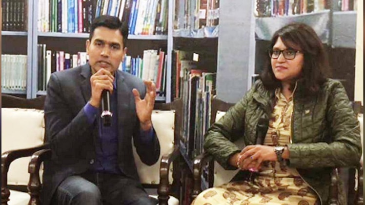 किताब पर बातचीत करते सईद अंसारी  (फोटो: आजतक)