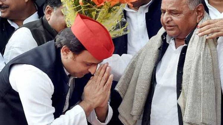 अखिलेश यादव और मुलायम सिंह यादव (फाइल फोटो)