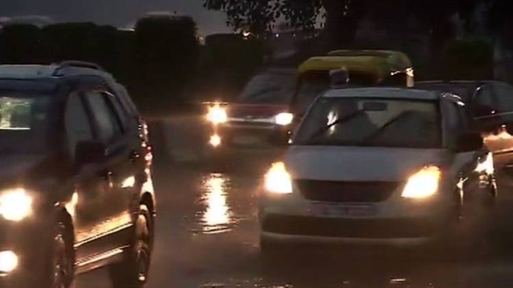 दिल्ली-एनसीआर में घने बादल छाने से अंधेरा हो गया. 