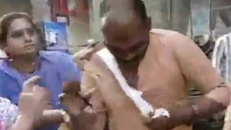 अश्लील इशारे करने पर महिलाओं ने पीटा और उसका वीडियो भी बनाया.