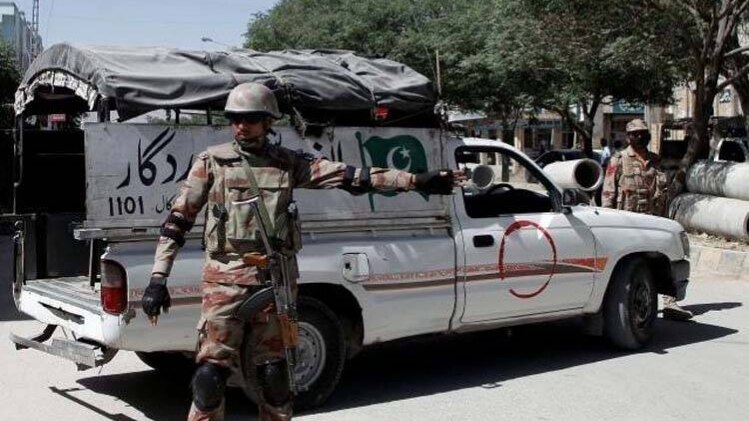 हमले में सेना का एक अधिकारी घायल (फोटो- Reuters)