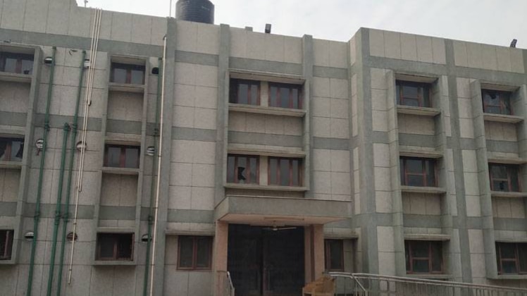 खंडहर में तब्दील हुआ स्वास्थ्य केंद्र यानी पॉलीक्लिनिक 