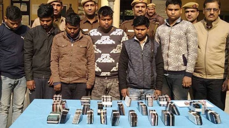 पुलिस गिरफ्त में आरोपी और बरामद मोबाइल(फोटो-आजतक)