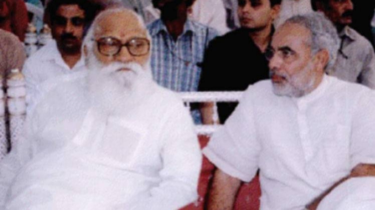 नानाजी देशमुख के साथ पीएम नरेंद्र मोदी (फाइल फोटो)