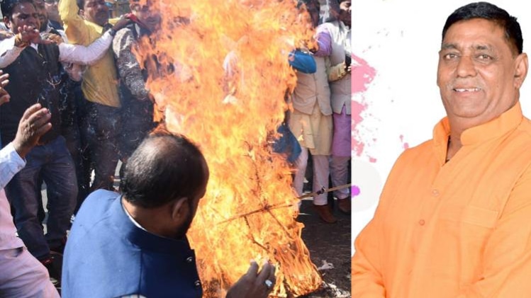 हत्याओं के व‍िरोध में बीजेपी कार्यकर्ताओं का प्रदर्शन, बीजेपी नेता प्रहलाद बंधवार (Photo:ANI)