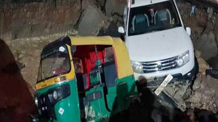 गड्ढे में गिरा ऑटो समेत डस्टर कार(फोटो-आजतक)