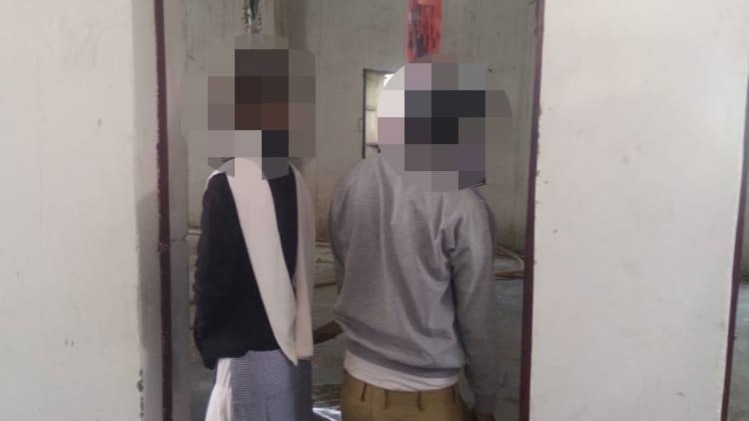 बंद चल रहे स्कूल के एक गेट के ग्रिल से लटके मिले छात्र-छात्रा(फोटो-आजतक) 