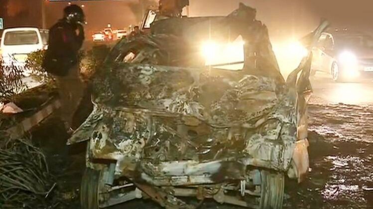 टक्कर इतनी जोरदार थी कि दोनों गाड़ियों में तुरंत आग लग गई(फोटो-ANI)