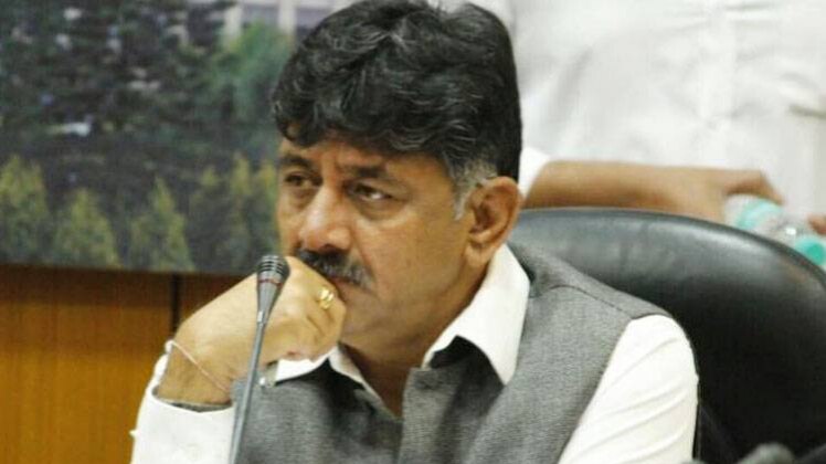 कर्नाटक सरकार में मंत्री और कांग्रेस नेता डीके शिवकुमार (फाइल फोटो-PTI)